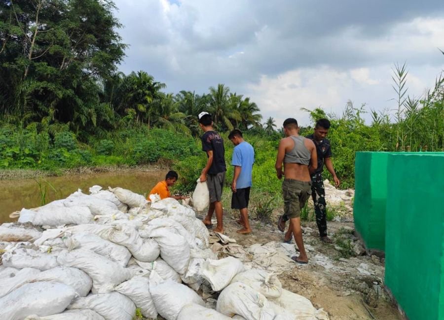 Koramil 01/Tembilahan Kebut Distribusi Material Jembatan Garuda