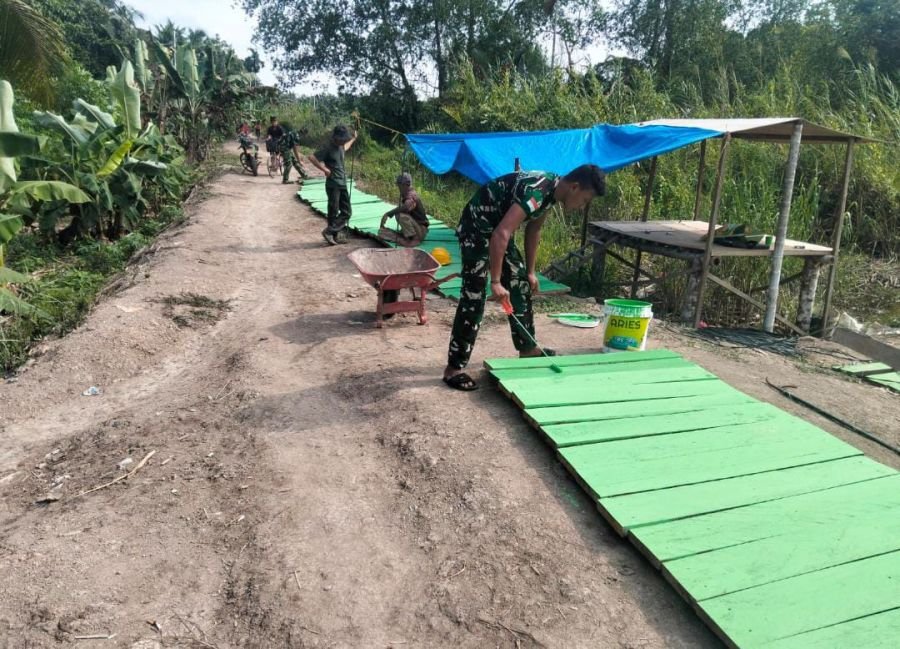 Koramil 01/Tembilahan Mulai Pengecatan Papan Lantai Jembatan Garuda Bersama Warga