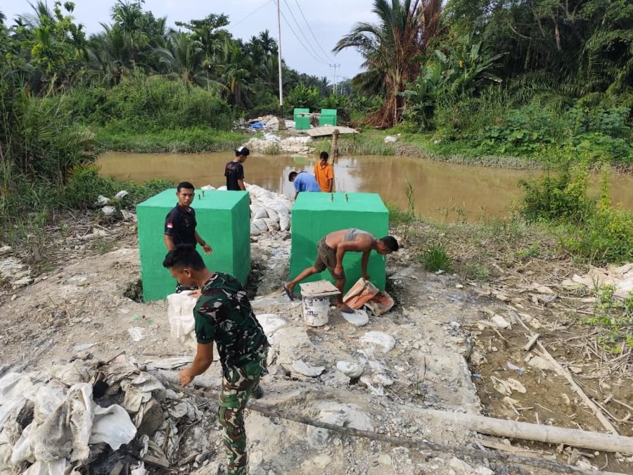 Koramil 01/Tembilahan Tuntaskan Tahap Pondasi Jembatan Garuda Bersama Warga