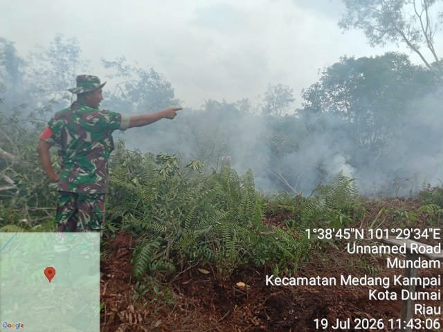 Koramil 02/BK Kodim 0320/Dumai Bersama Tim Gabungan Berhasil Padamkan Karhutla di Kelurahan Mundam