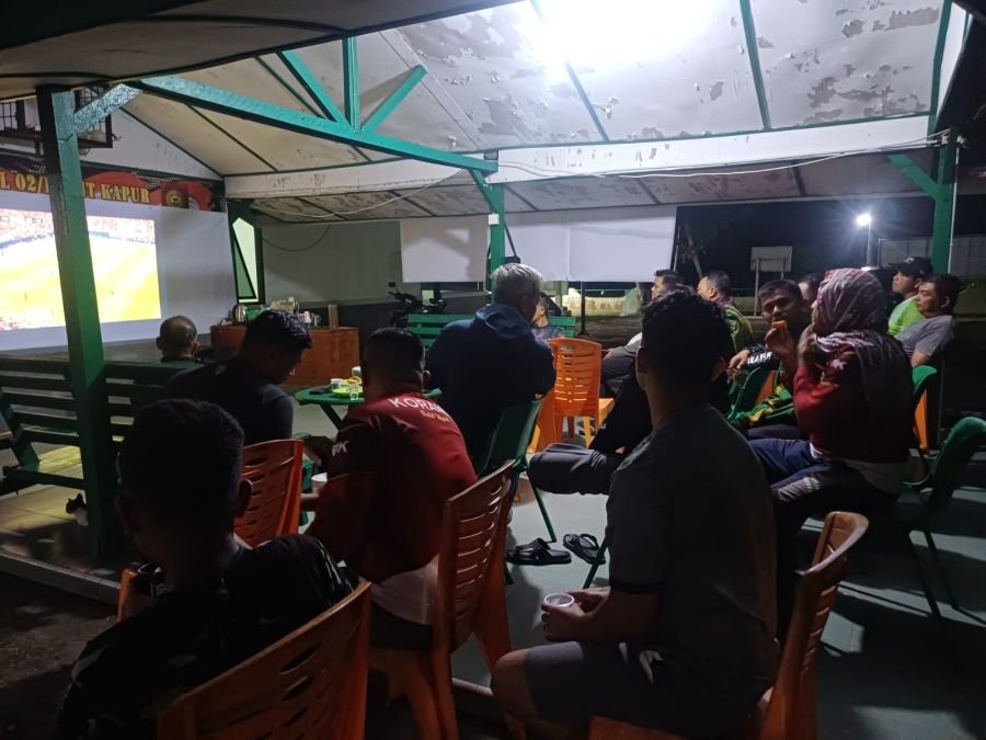 Koramil 02/BK Kodim 0320/Dumai Gelar Nonton Bareng Laga Portugal vs Kongo Bersama Masyarakat