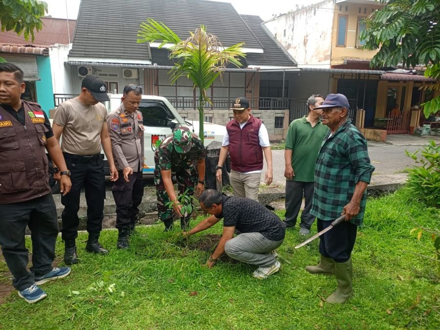 Koramil 02/Kota Bersama Pemerintah dan Warga Wujudkan Lingkungan Bersih dan Hijau