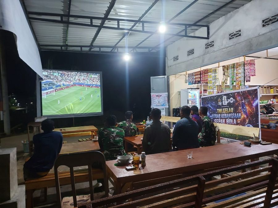 Koramil 02/KT dan Warga Gelar Nobar Piala Dunia 2026 di Pintu Gobang Kari