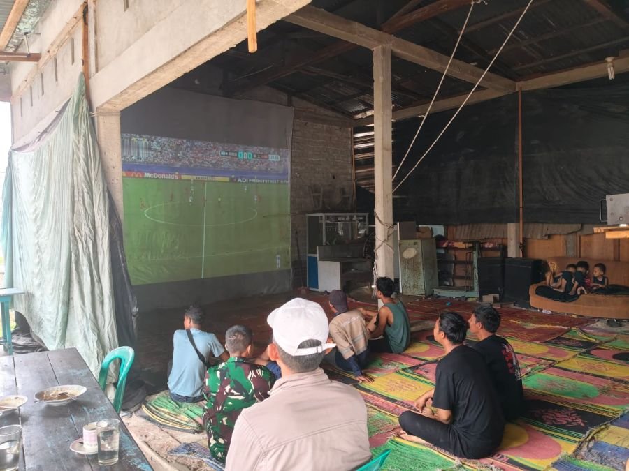 Koramil 02/KT Gelar Nobar Piala Dunia Bersama Warga Taluk Kuantan