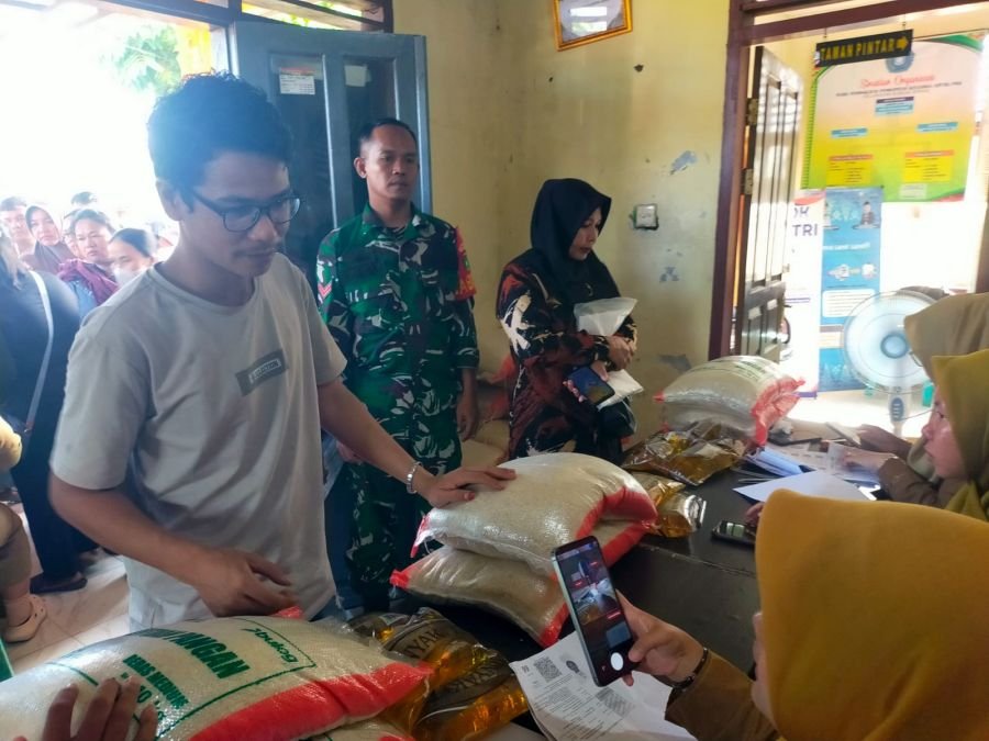 Koramil 02/KT Kawal Bantuan Pangan dan Cek Kesehatan Warga