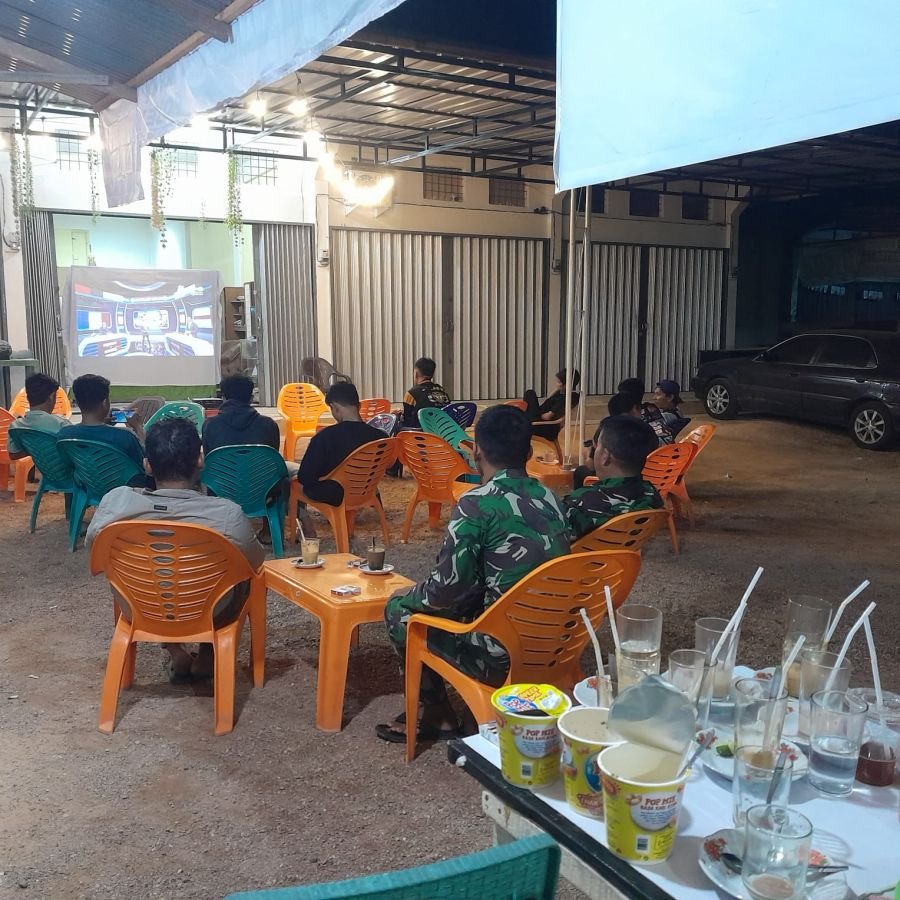 Koramil 02/KT Meriahkan Nobar Piala Dunia, Kebersamaan TNI-Rakyat Kian Erat