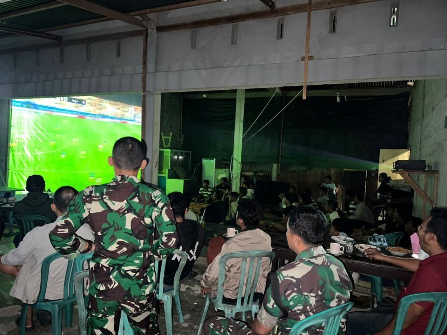 Koramil 02/KT Meriahkan Nobar Piala Dunia, Warga Padati Kedai Kopi Yona