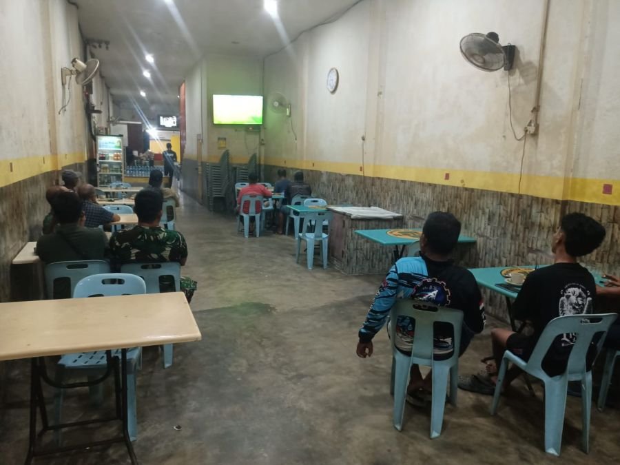Koramil 02/Moro Bangun Kedekatan dengan Warga Lewat Nobar Piala Dunia