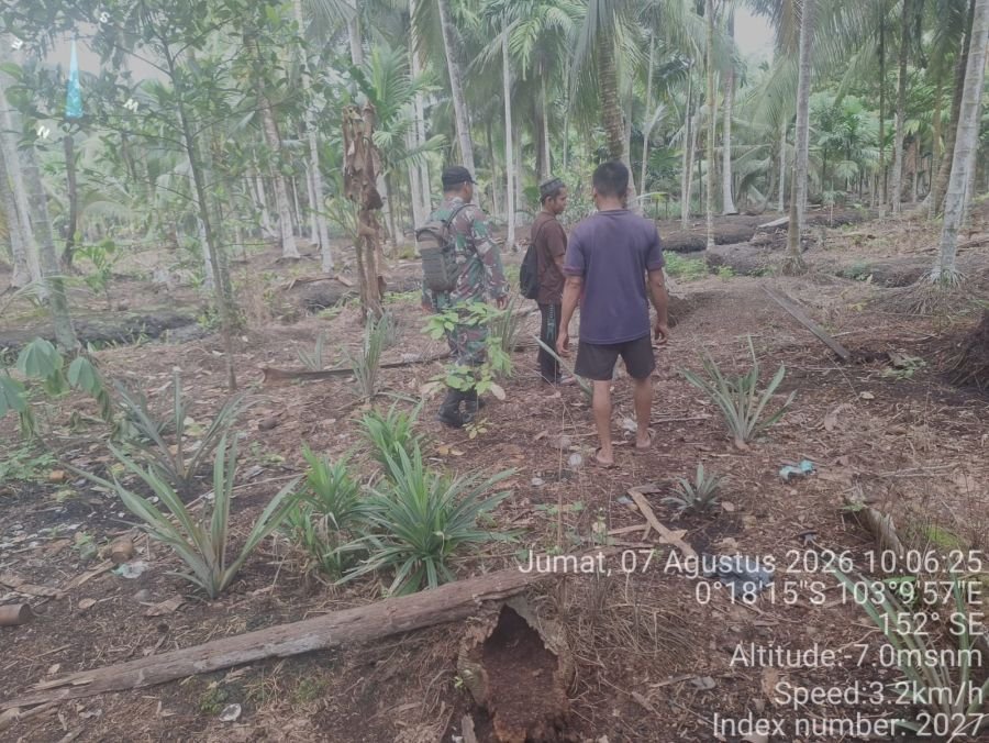 Koramil 02/TM Bersama Polri Pastikan Wilayah Enok Aman dari Titik Api