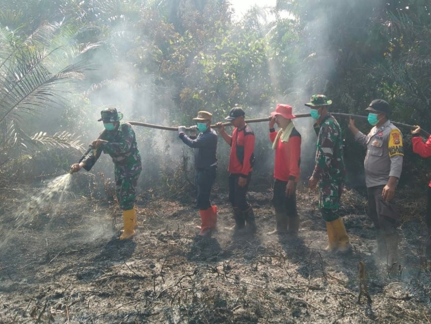 KORAMIL 0321-01/BANGKO JINAKKAN KEPALA API, TIM GABUNGAN TERUS LAKUKAN PENDINGINAN KARHUTLA DI BATU