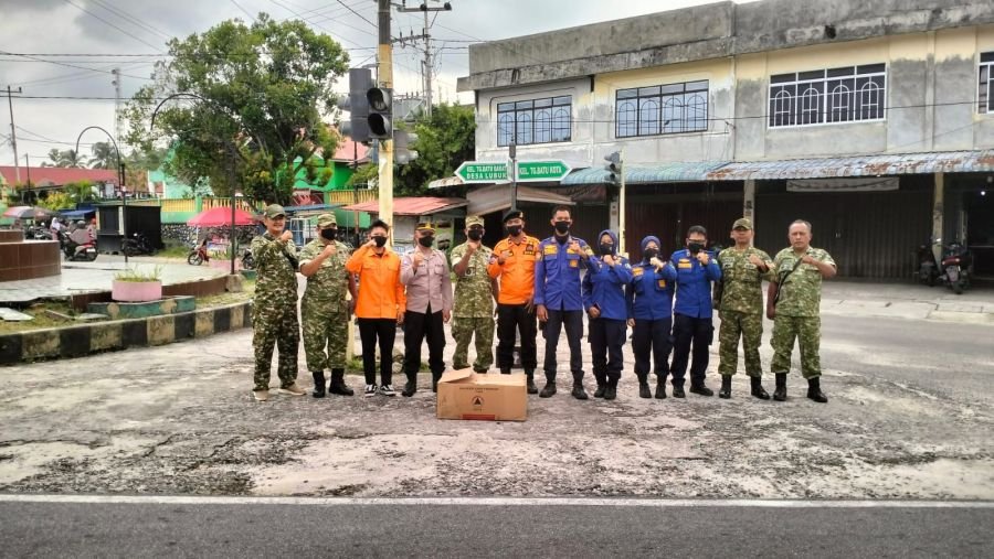 Koramil 03/Kundur Bagikan Masker, Warga Diingatkan Jaga Kesehatan