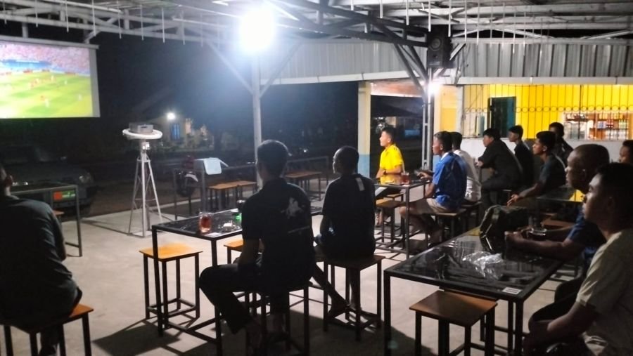 Koramil 03/Kundur Nobar Piala Dunia Bersama Warga