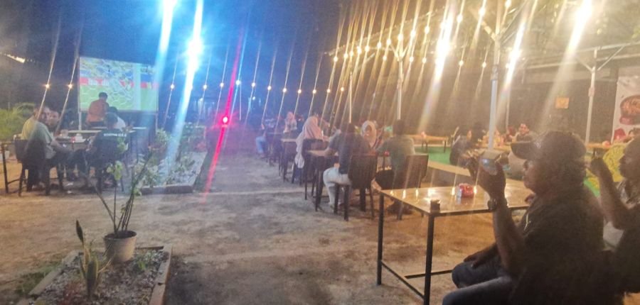 Koramil 03/Kundur Perkuat Kemanunggalan TNI-Rakyat Lewat Nobar Piala Dunia