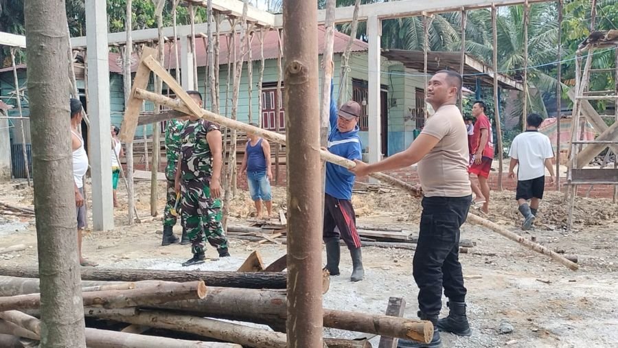Koramil 03/Minas Bersihkan Masjid Al-Ikhlas Sambut HUT Perdana Kodam XIX/Tuanku Tambusai