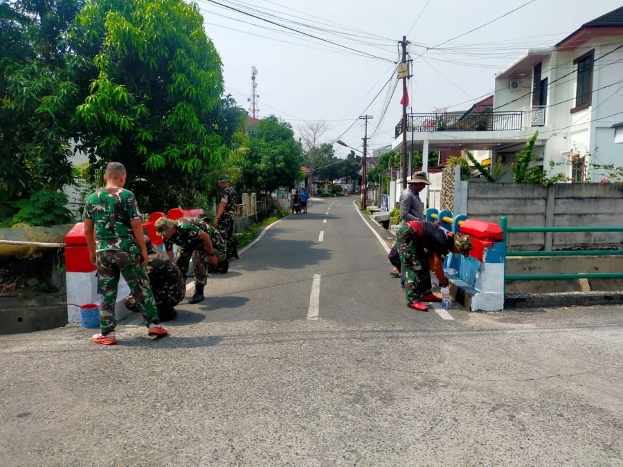Koramil 03/Senapelan Bersama Warga Cat Jembatan Merah Putih Sambut HUT RI ke-81