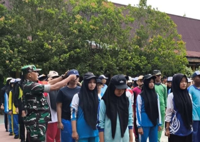 Koramil 03/Senapelan Tanamkan Jiwa Disiplin dan Nasionalisme kepada Siswa Baru SMAN 7 Pekanbaru