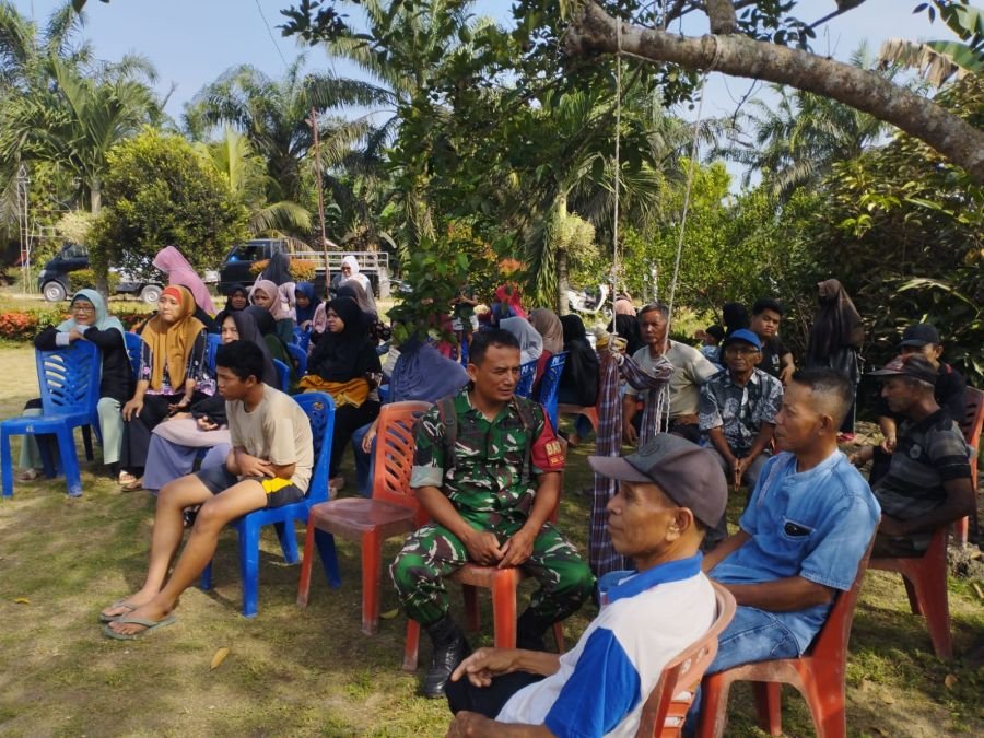 Babinsa Lubuk Gaung Perkuat Kedekatan TNI dengan Warga
