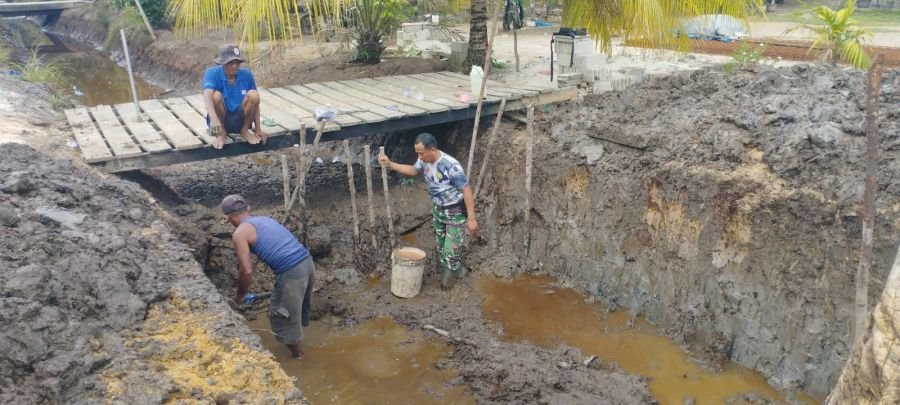 Koramil 03/Sungai Sembilan Terus Kebut Pembangunan Jembatan Armco Demi Kelancaran Akses Warga
