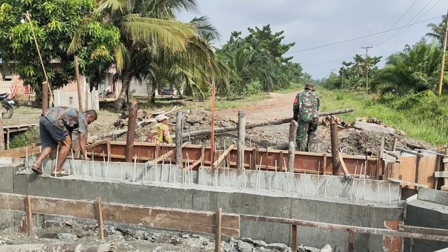Koramil 04 Kubu Bersama Masyarakat Genjot Pembangunan Jembatan Garuda di Kubu Babusalam