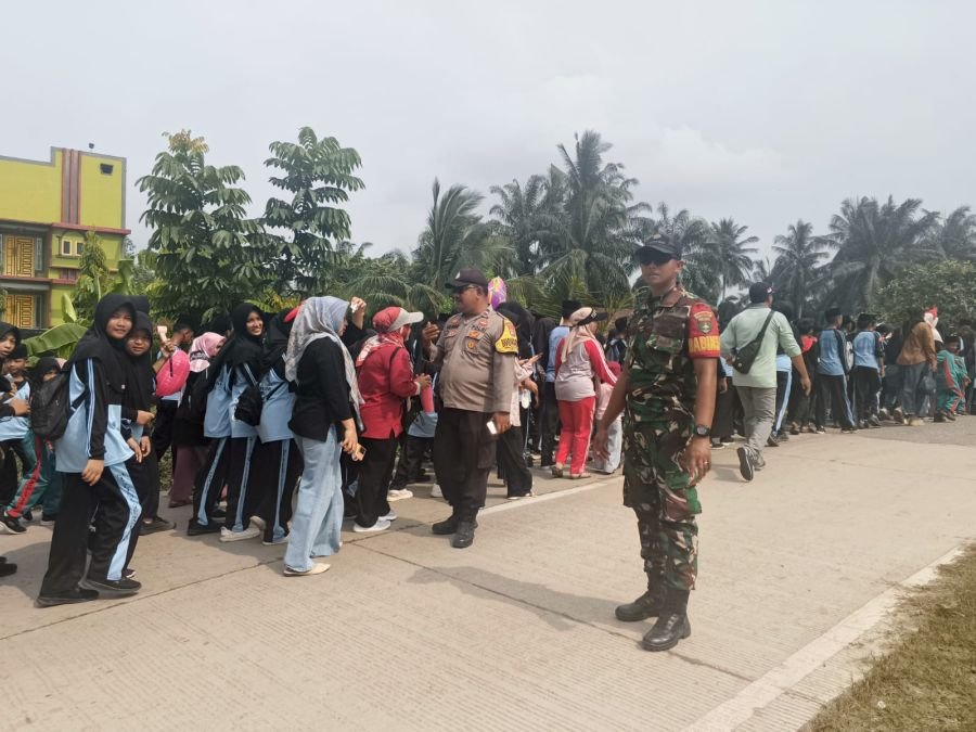 Koramil 04 kubu Dampingi Karnaval HUT RI, Pelajar Kubu Babussalam Tunjukkan Semangat Nasionalisme