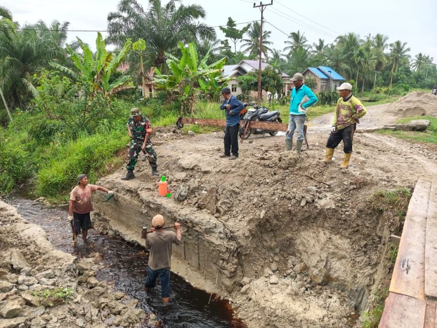Koramil 04 Kubu dan Warga Kepenghuluan Panji-panji Perkuat Pondasi Awal Jembatan Garuda