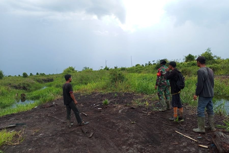 Koramil 04/Kubu Awasi Karhutla, Warga dan TNI Bersinergi