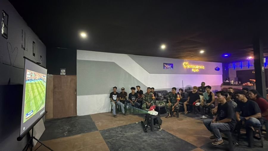 Koramil 04/Kubu Bangun Keakraban Bersama Warga Melalui Nobar Piala Dunia
