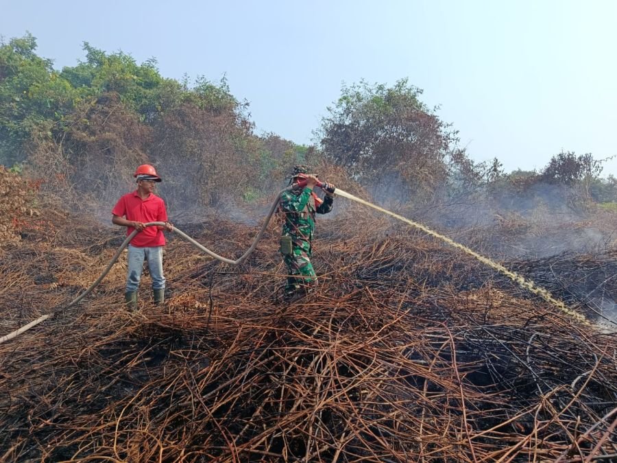 Koramil 04/Kubu Cegah Karhutla Meluas, Pendinginan Terus Dilakukan