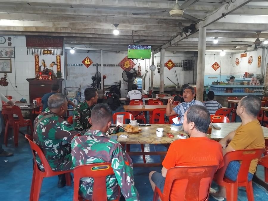 Koramil 04/Kubu Perkuat Soliditas TNI-Rakyat Lewat Nobar Piala Dunia