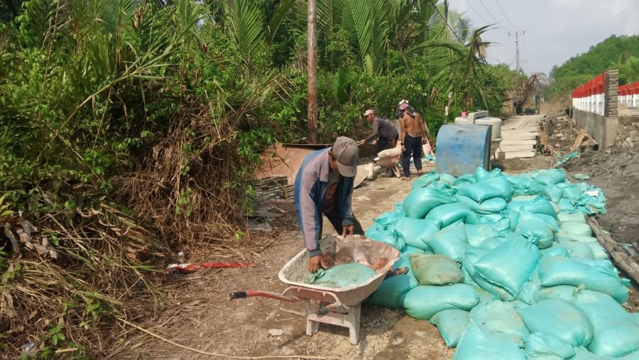 Koramil 04/Kuindra Kebut Progres Hari Ini, Cor Oprit Jembatan Beton Teluk Dalam dan Lansir Material