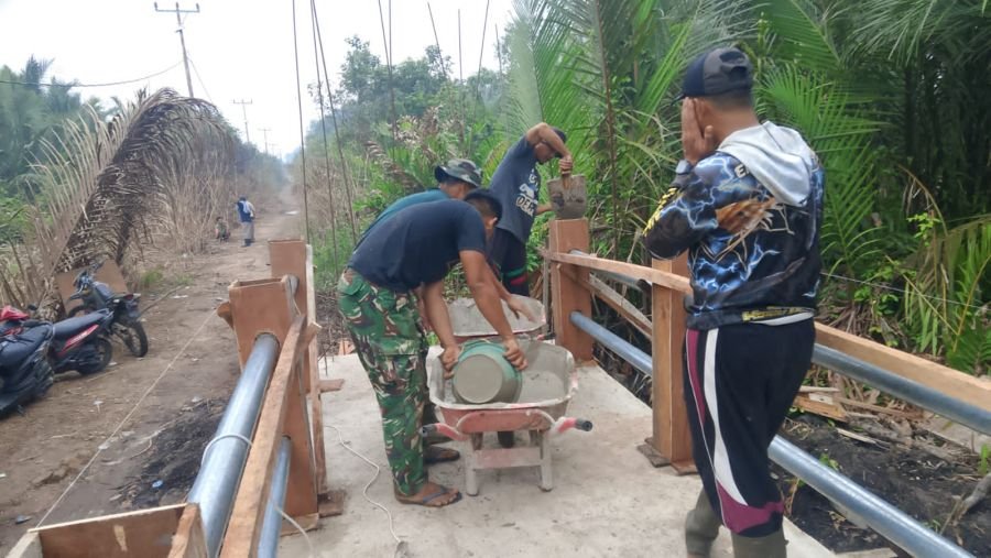 Koramil 04/Kuindra Laksanakan Progres Jembatan Beton Desa Teluk Dalam Hari Ini Fokus Mal Tiang Pagar