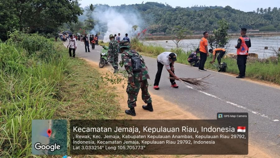 Koramil 04/Letung Bersama Lintas Instansi di Jemaja Gelar Karya Bakti Bersihkan Jalan di Desa Rewak