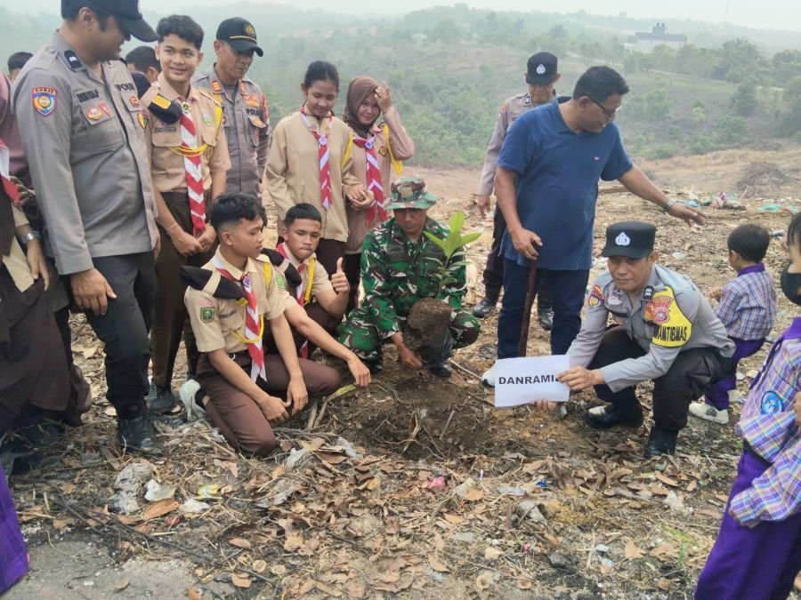 Koramil 04/Lph Bersama Forkopimcam dan Masyarakat Rumbai Timur Gelar Gotong Royong