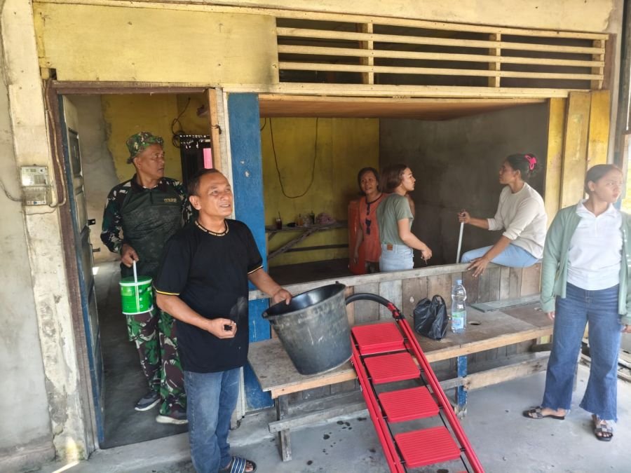 Koramil 04/Perawang Gotong Royong Rehab Rumah Warga
