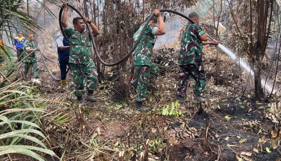 Koramil 04/Perawang Lakukan Pendinginan Titik Api di Kampung Tualang