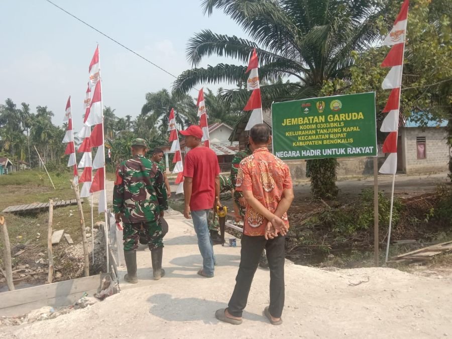 Koramil 04/Rupat dipimpin langsung Lettu Inf.Budiamsyah saragih membangun jembatan garuda