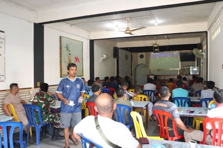 Koramil 04/Tebing Nobar Piala Dunia Bersama Warga Meral