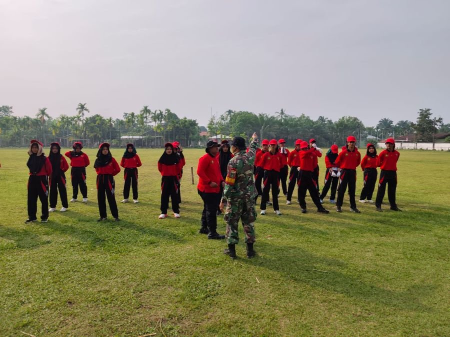 Koramil 05/KK Latih Anggota Paskibraka SMA N 1 Kampar Kiri Hilir Jelang HUT Ke-81 Kemerdekaan RI