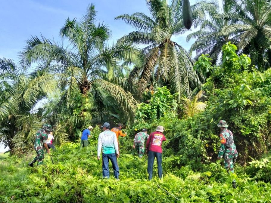 KORAMIL 06/CERENTI BERSAMA WARGA GOTONG ROYONG BERSIHKAN BANTARAN SUNGAI DI DESA KOTO INUMAN