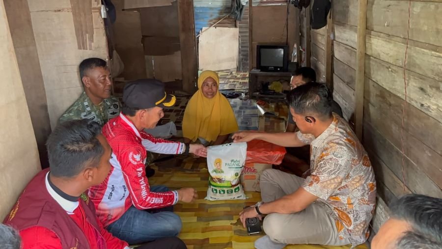 Koramil 06/Kateman Bersama Forkopimcam Gelar Jumat Berkah dengan Mengunjungi Warga