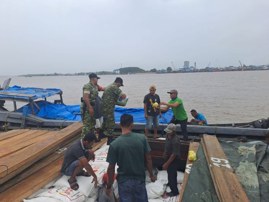 Koramil 06/Kateman Gelar Jum’at Berkah, Buruh Pelabuhan dan Tukang Ojek Jadi Sasaran Bantuan