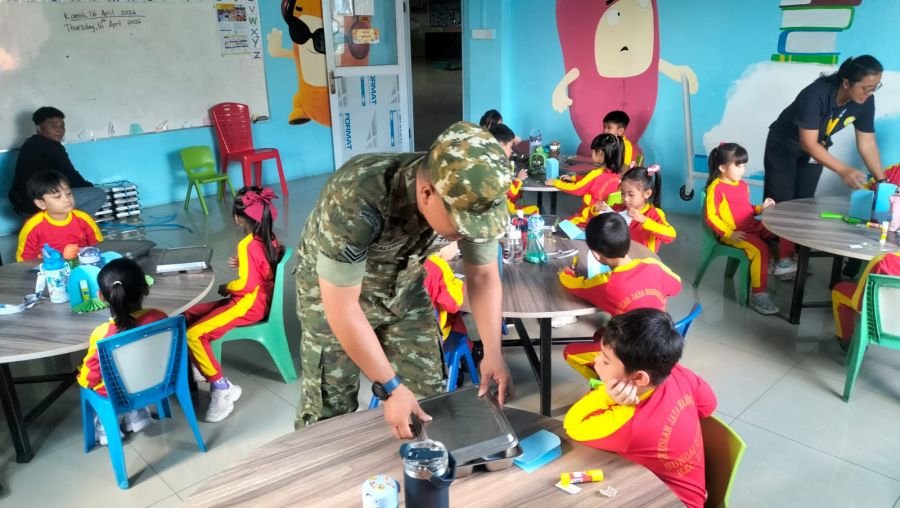 Koramil 06/Kateman mendampingi pendisterbusikan MBG di setiap sekolah