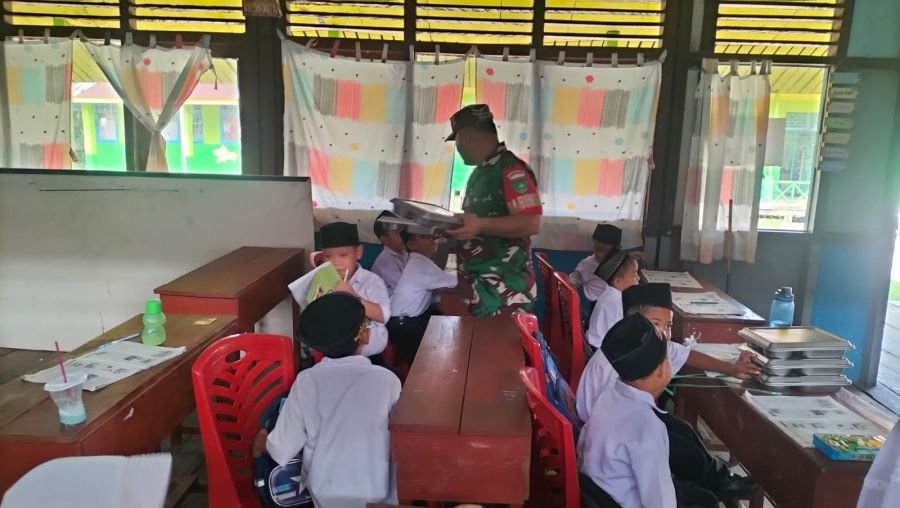 Koramil 06/Kateman mendampingi penyaluran MBG di sekolah biar aman dan tertib