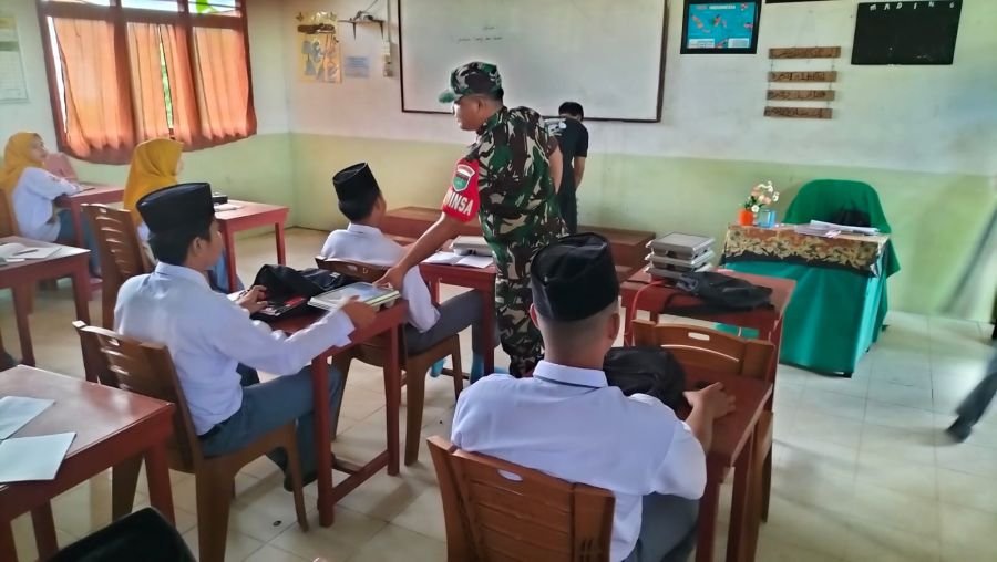 Koramil 06/ktm Babinsa tagaraja sertu Edili Z dampingi pembagian MBG agar tepat sasaran