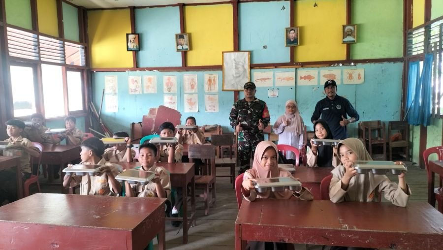 Koramil 06/KTM Babinsa tagaraja sertu Edili Z pendampingan MBG