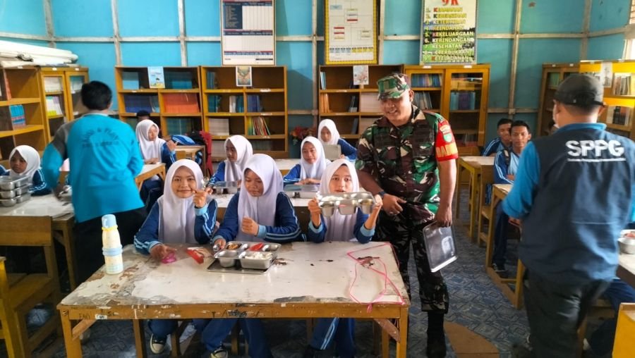 Babinsa Kawal Distribusi MBG untuk Ribuan Anak di Kateman