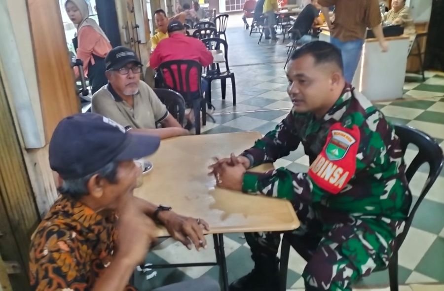 Koramil 06/ktm Babinsa tagaraja sertu Edili Z melaks komsos dengan masyarakat binaan