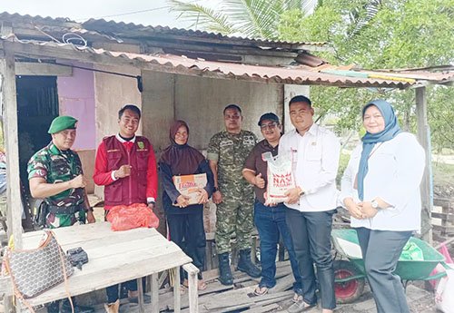 Koramil 06/KTM Bersama Tim Jum'at Berkah Kateman Salurkan Paket Sembako kepada Warga