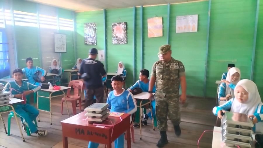 Koramil 06/KTM dampingi makan bergizi geratis di wilayah Kel tagaraja kec kateman