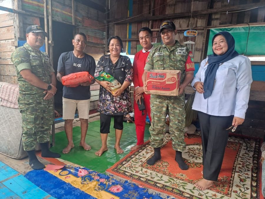 Koramil 06/KTM dan Tim Jum'at Berkah Bagikan Sembako kepada Warga Tagaraja